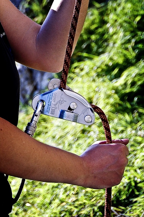 Grigri 保护，刹车手抓着绳子