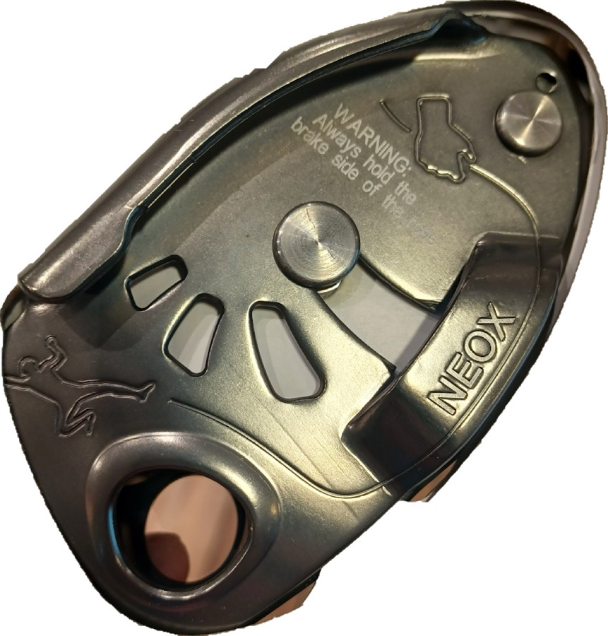 Petzl Neox 壳体上刻着始终抓住刹车端